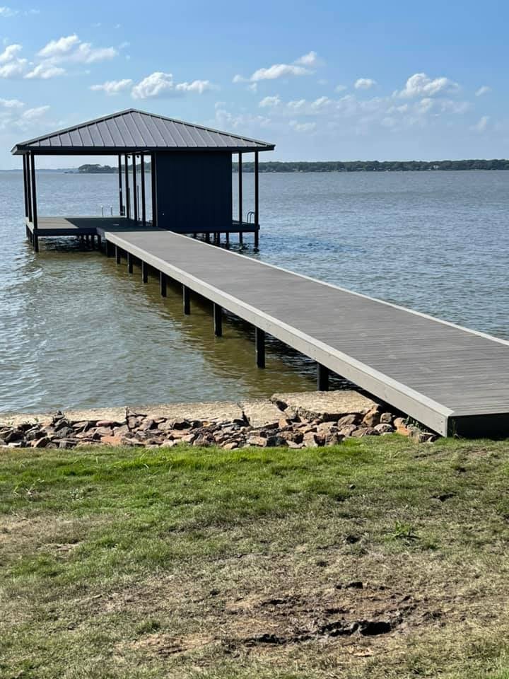 274918516_467731581550637_6352966351896735829_n Covered deck with long walk way on the water