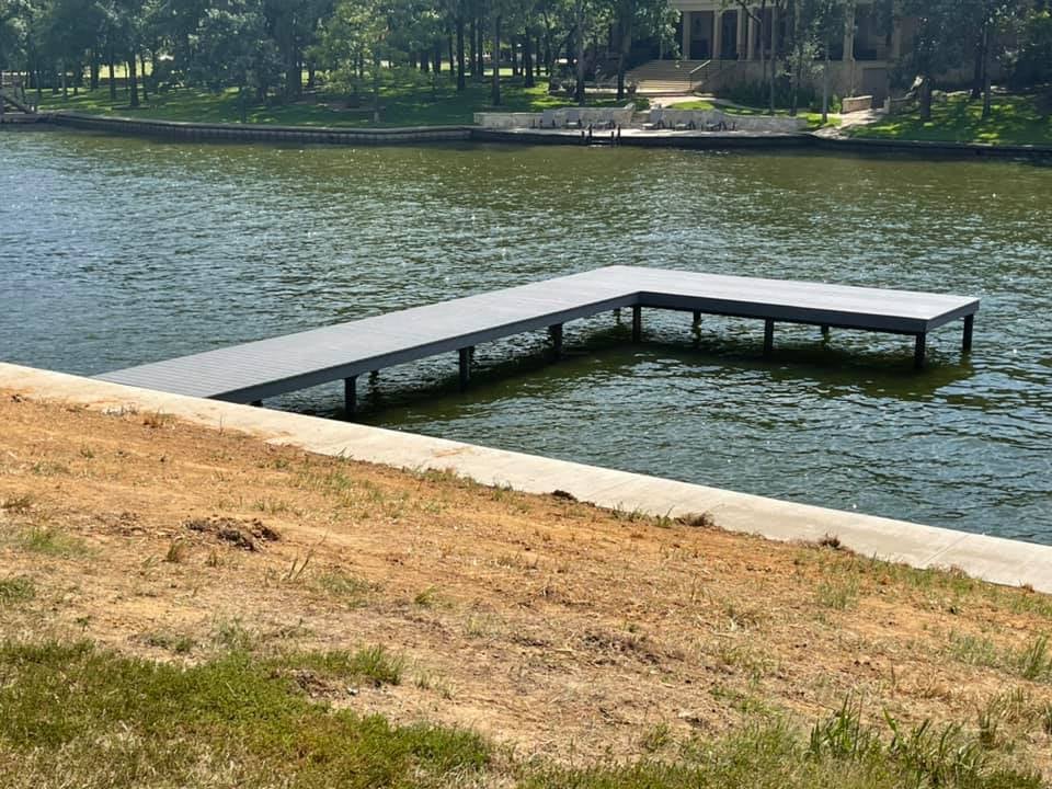 274996074_467717011552094_1119146027093032465_n A simple L shaped dock on the water