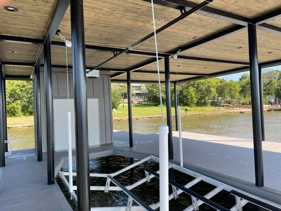 275062285_467731684883960_1977742093750636798_n A covered boat house deck